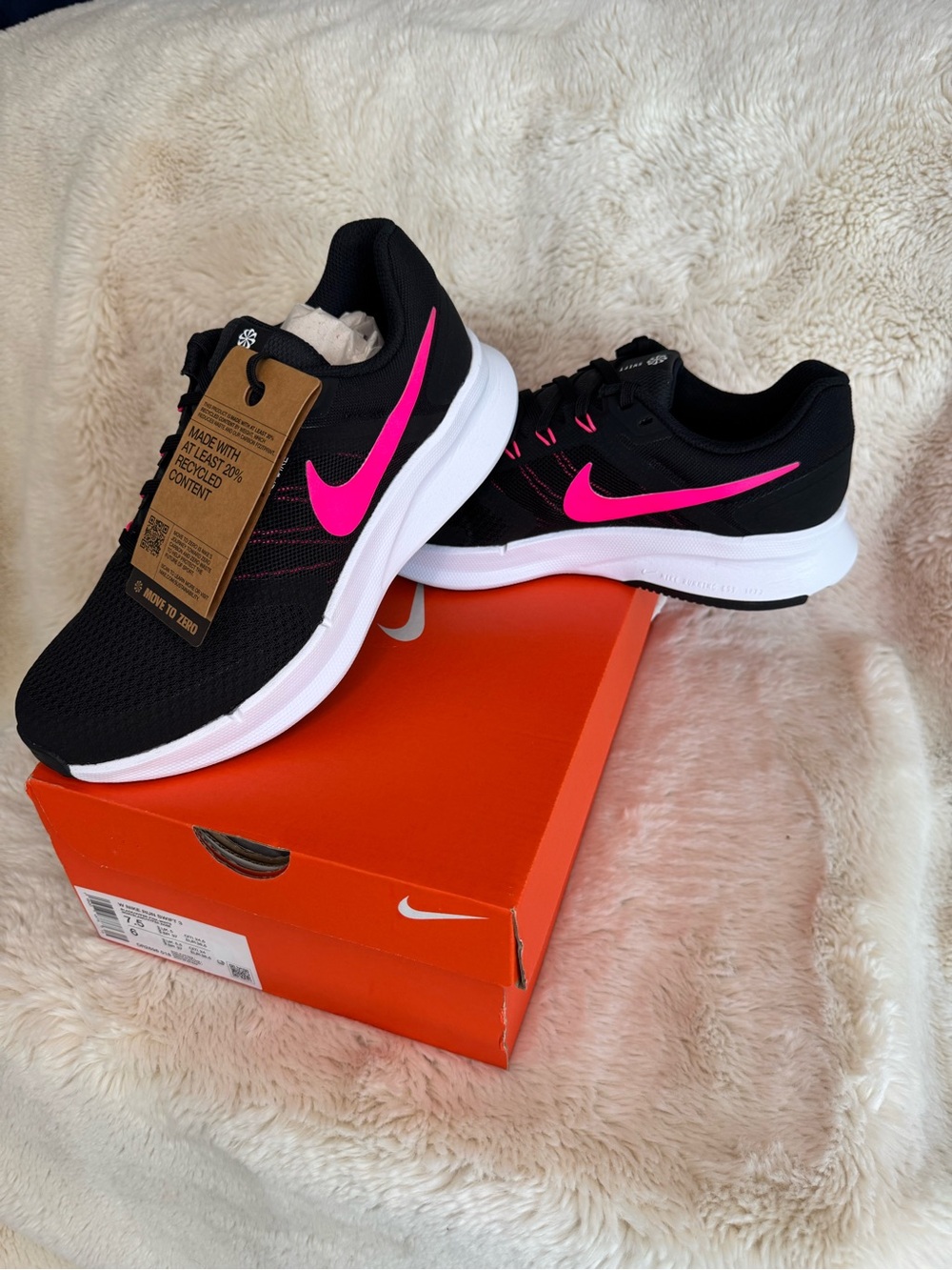 NWB Nike Run Swift 3 Black Running Shoes with Hot Pink Swoosh
